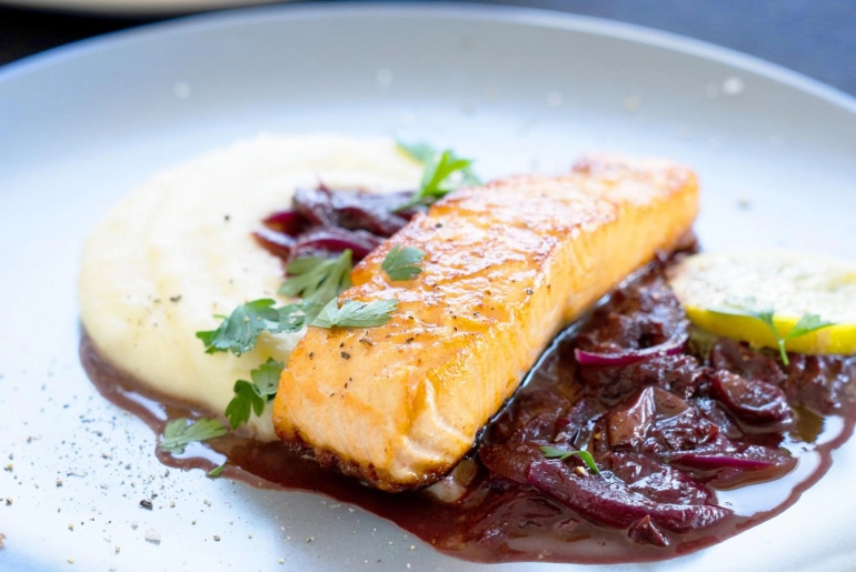 Lazac szőlőchutneyval