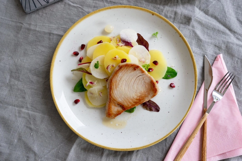 Vöröstonhal és krumplisaláta fekete retekkel