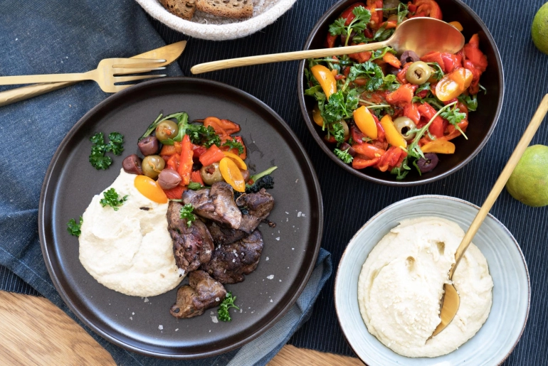 Sült csirkemáj humusszal és kápiasalátával