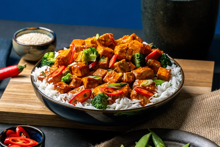 Szójaszószos pirított tofu zöldségekkel és rizzsel