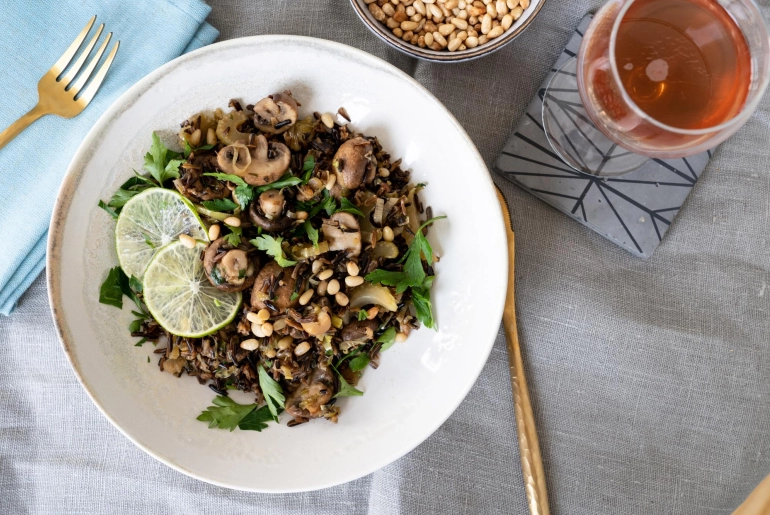 Gombás-fenyőmagos vadrizs saláta