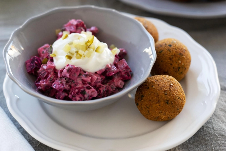 Csicseriborsó fasírt joghurtos céklasalátával