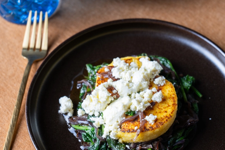 Spenótos polenta juhtúróval