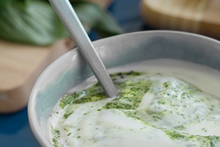 Pestós görögjoghurt öntet