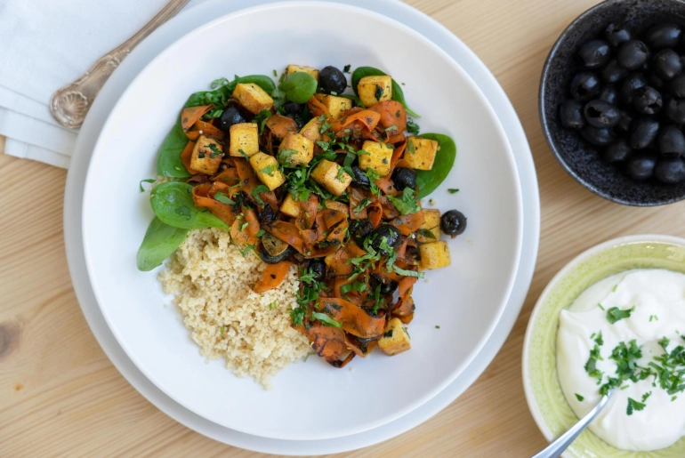 Füstölt tofu sült répával és kuszkusszal