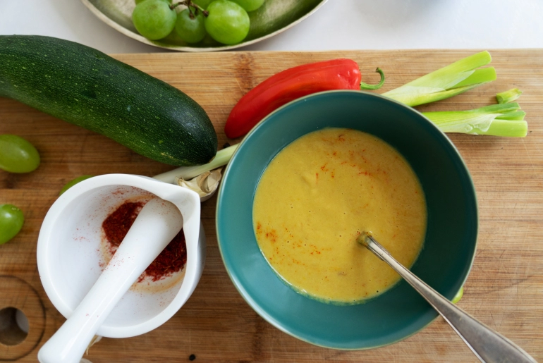 Sáfrányos-póréhagymás bormártás