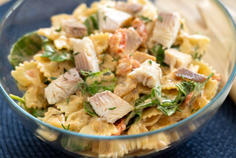 Farfalle saláta füstölt pisztránggal 