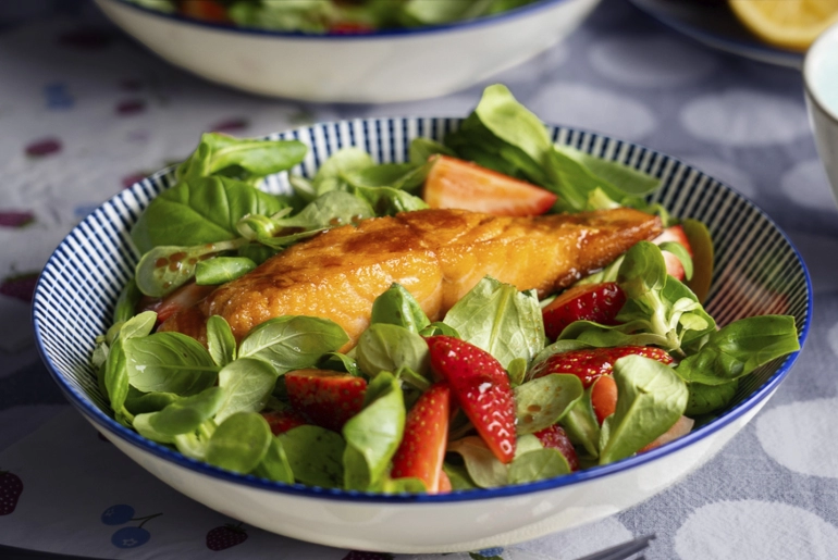 Sült lazac epres-bazsalikomos salátával 
