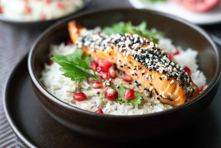 Lazac szezámmagkéregben tahinivel és rizzsel