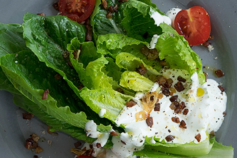 Római sali tejfölös öntettel 