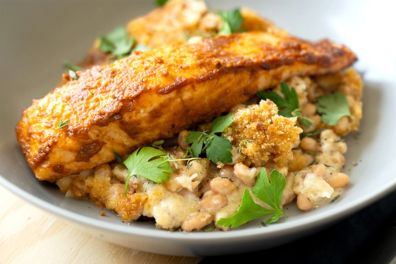 Pestós  lazac fehérbab gratinnal 