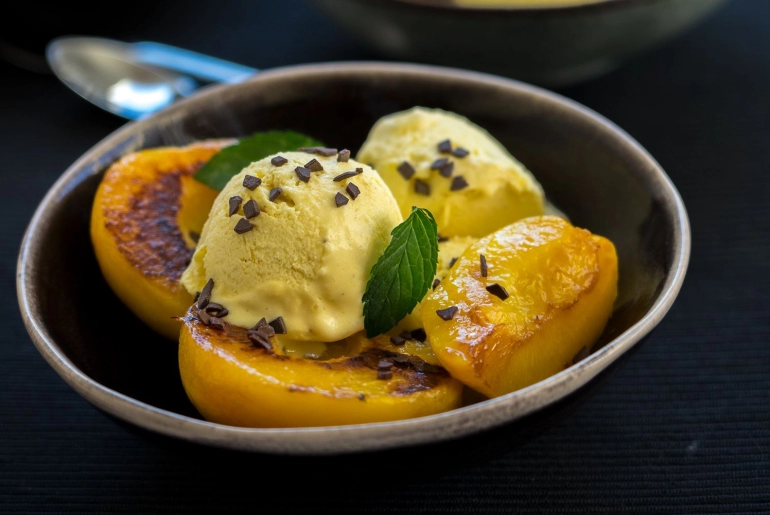 Sült barack vaníliafagyival