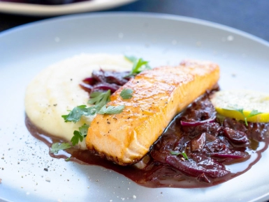 Lazac szőlőchutneyval