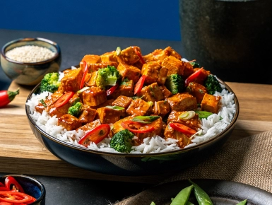 Szójaszószos pirított tofu zöldségekkel és rizzsel