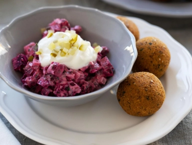 Csicseriborsó fasírt joghurtos céklasalátával