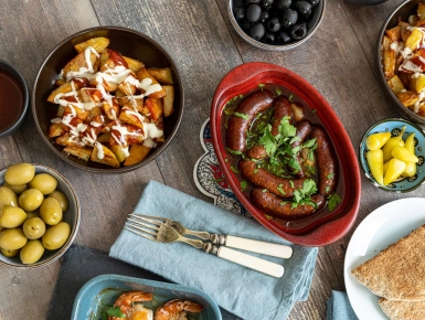 Patatas bravas és vörösboros chorizo olívabogyóval