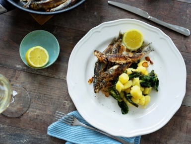 Fokhagymás szardínia mángoldos krumplisalátával