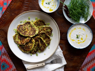 Kolokithokeftedes tzatzikivel