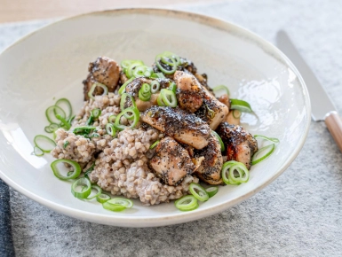 Csirke mákos bundában hajdinával és salátával