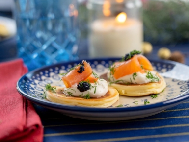Füstölt lazacos-kaviáros mini blini