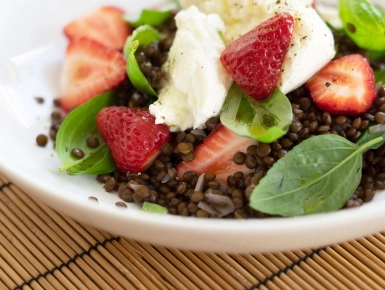 Lencsés epersaláta bivalymozzarellával