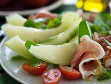 Rukkolás cukordinnye saláta pármai sonkával