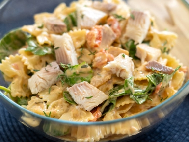 Farfalle saláta füstölt pisztránggal 