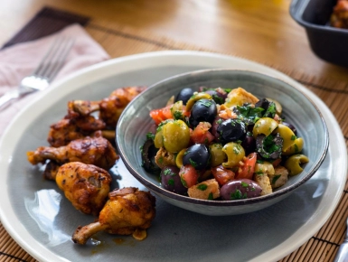 Grillezett csirkeszárny petrezselymes olajbogyó salátával