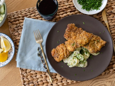 Parmezánbundás borjúszelet újhagymás krumplisalátával