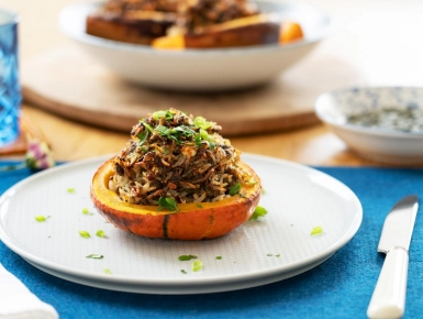 Csőben sült sütőtök fűszeres darált hússal töltve