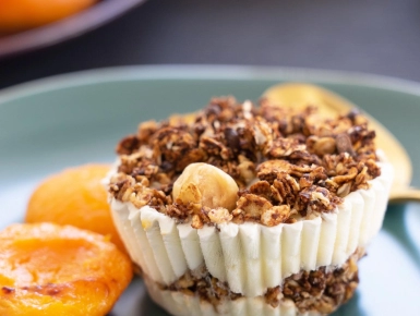 Házi joghurtfagyi granolával és sült barackkal